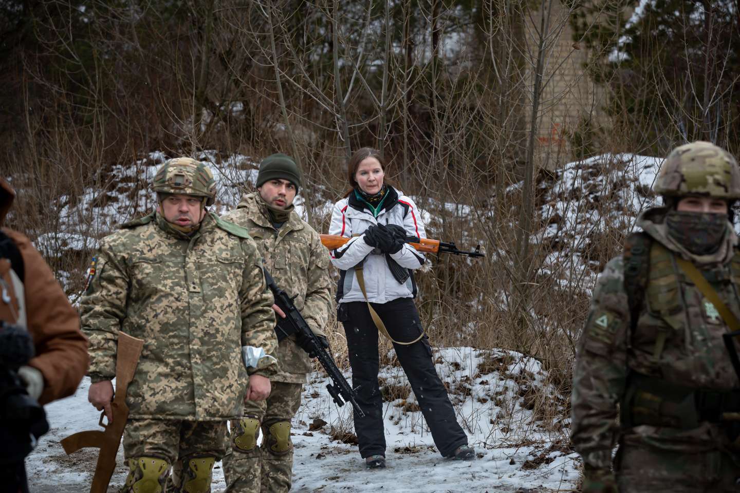 Civis ucranianos realizam treinos militares voluntários nos arredores de Kiev, na preparação de um corpo paramilitar que irá apoiar o exército ucraniano em caso de invasão por parte da Rússia