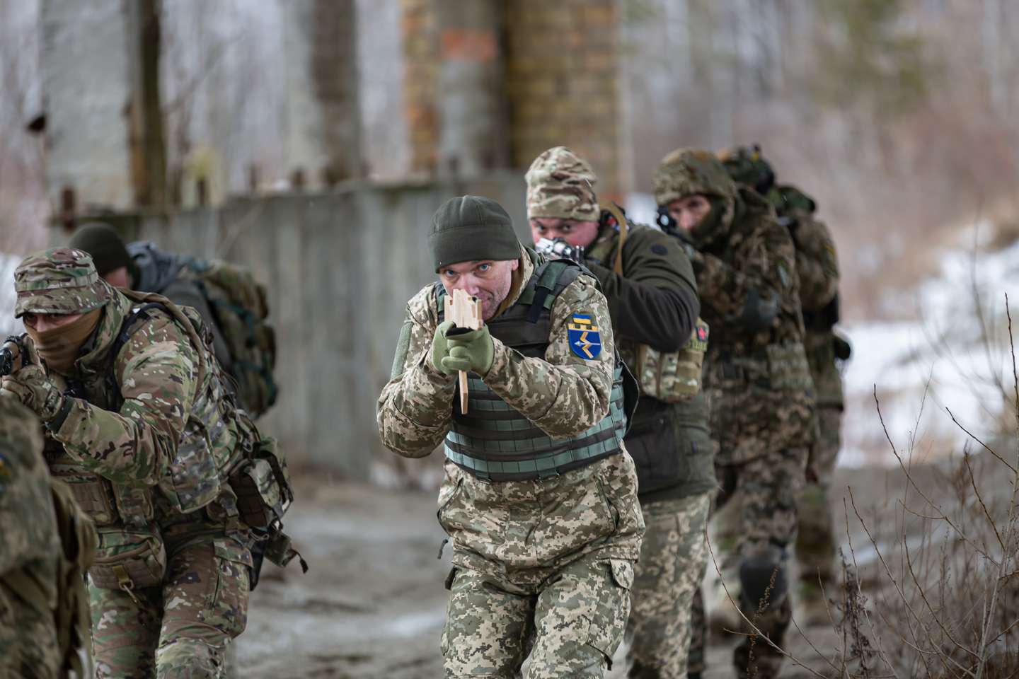 Civis ucranianos realizam treinos militares voluntários nos arredores de Kiev, na preparação de um corpo paramilitar que irá apoiar o exército ucraniano em caso de invasão por parte da Rússia