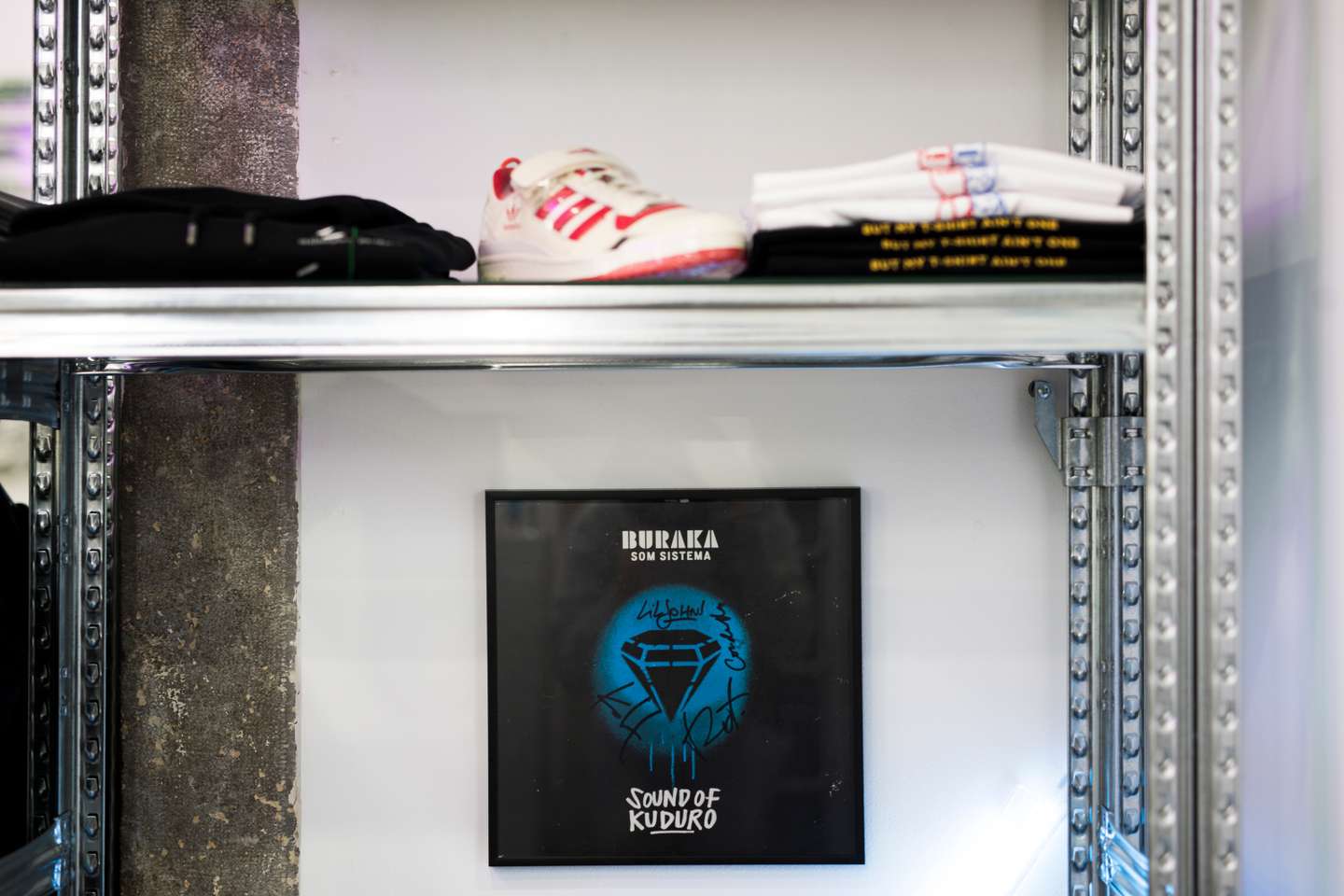Reportagem na loja de streetwear e ténis “Komum”, que conta com as peças de Branko, Dino d’Santiago e Jar. Lisboa, 11 de Fevereiro de 2022. FILIPE AMORIM/OBSERVADOR