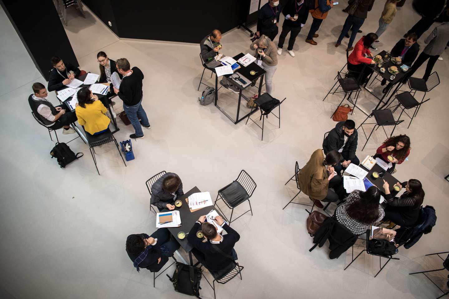 Conferência sobre o Futuro da Europa (COFOE) em Maastricht: Os sub-grupos compostos por cidadãos de diferentes partes da Europa, discutem ideias entre si durante o intervalo do almoço. 11, 12 e 13 de Fevereiro de 2022 Países Baixos, Maastricht TOMÁS SILVA/OBSERVADOR