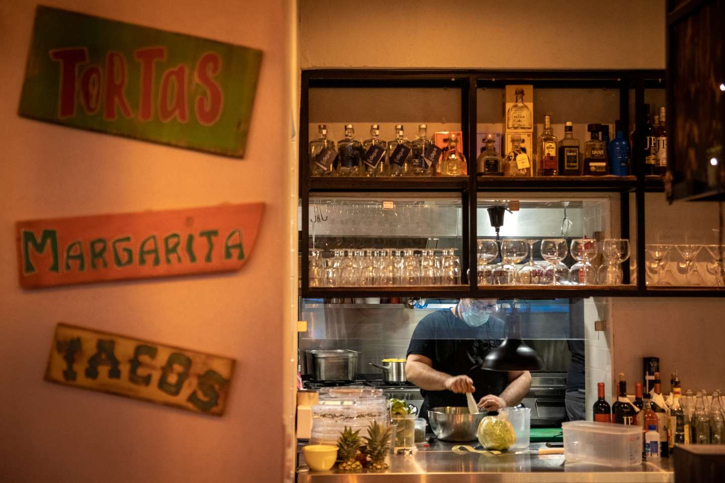Novo restaurante Mexicano - GUAKA - que abre na Rua de São Marçal em Lisboa, perto da Praça das Flores. De pratos típicos Mexicanos a margaritas e shots de tequila, GUAKA o novo restaurante Mexicano, que abre agora no centro da capital, promete boa comida acompanhada de um ambiente muito festivo. 17 de Fevereiro de 2022, Lisboa TOMÁS SILVA/OBSERVADOR