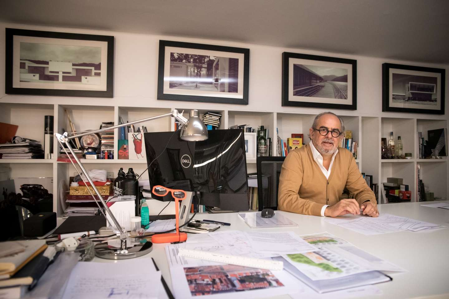 Entrevista com o arquitecto Miguel Saraiva, responsável por diversas obras de arquitetura e urbanismo, tanto em Portugal, como no estrangeiro, nomeadamente o Campos de Justiça de Lisboa e o do Porto, o edifício sede da Policía Judiciária, o Aeroporto de Guarulhos no Brasil, entre outros. A entrevista foi realizada no seu Atelier, &quot;Miguel Saraiva &amp; Associados&quot;, onde trabalha com a sua equipa. 23 de Fevereiro de 2022 Miguel Saraiva &amp; Associados, Lisboa TOMÁS SILVA/OBSERVADOR