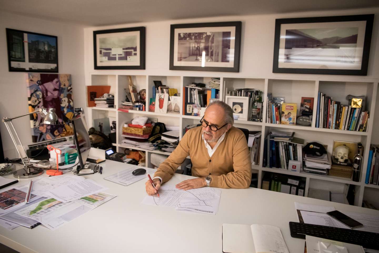 Entrevista com o arquitecto Miguel Saraiva, responsável por diversas obras de arquitetura e urbanismo, tanto em Portugal, como no estrangeiro, nomeadamente o Campos de Justiça de Lisboa e o do Porto, o edifício sede da Policía Judiciária, o Aeroporto de Guarulhos no Brasil, entre outros. A entrevista foi realizada no seu Atelier, &quot;Miguel Saraiva &amp; Associados&quot;, onde trabalha com a sua equipa. 23 de Fevereiro de 2022 Miguel Saraiva &amp; Associados, Lisboa TOMÁS SILVA/OBSERVADOR