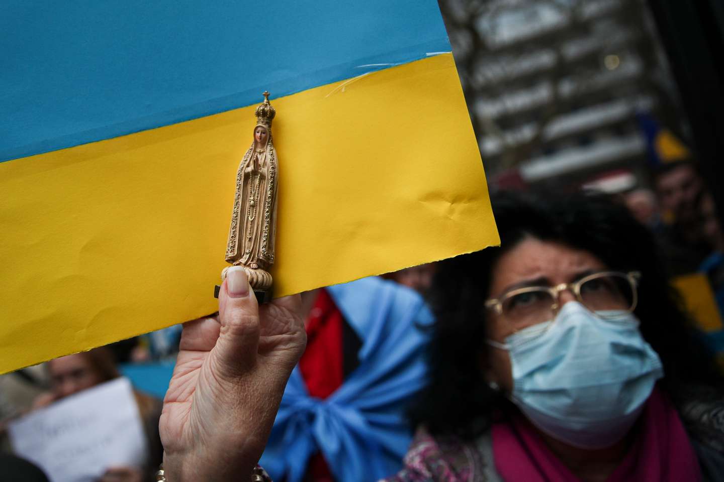 Manifestação junto à embaixada da Rússia em Lisboa, que juntou várias centenas de pessoas depois do ataque declarado por Putin contra a Ucrânia. Lisboa, 24 de Fevereiro de 2022. FILIPE AMORIM/OBSERVADOR