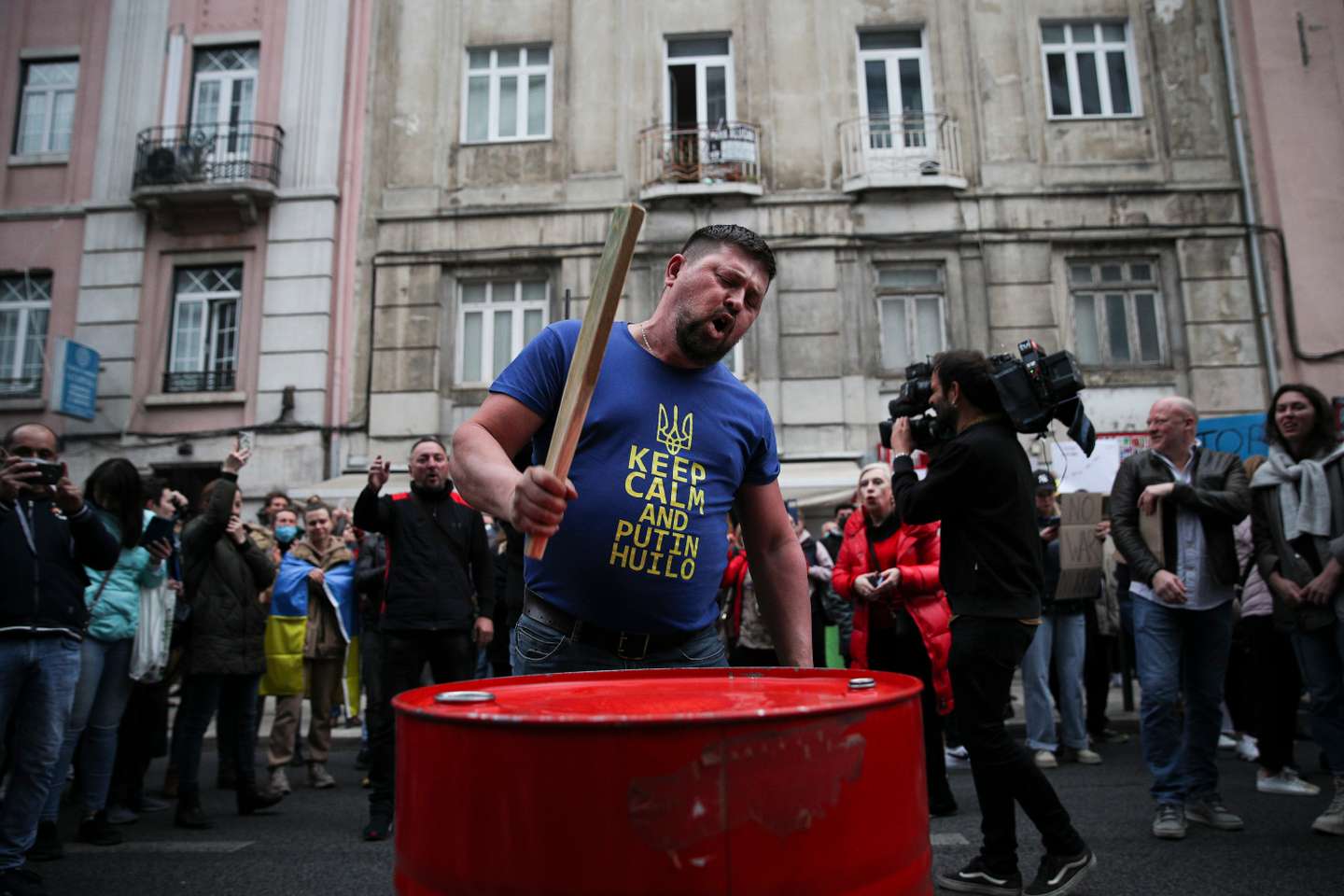 Manifestação junto à embaixada da Rússia em Lisboa, que juntou várias centenas de pessoas depois do ataque declarado por Putin contra a Ucrânia. Lisboa, 24 de Fevereiro de 2022. FILIPE AMORIM/OBSERVADOR
