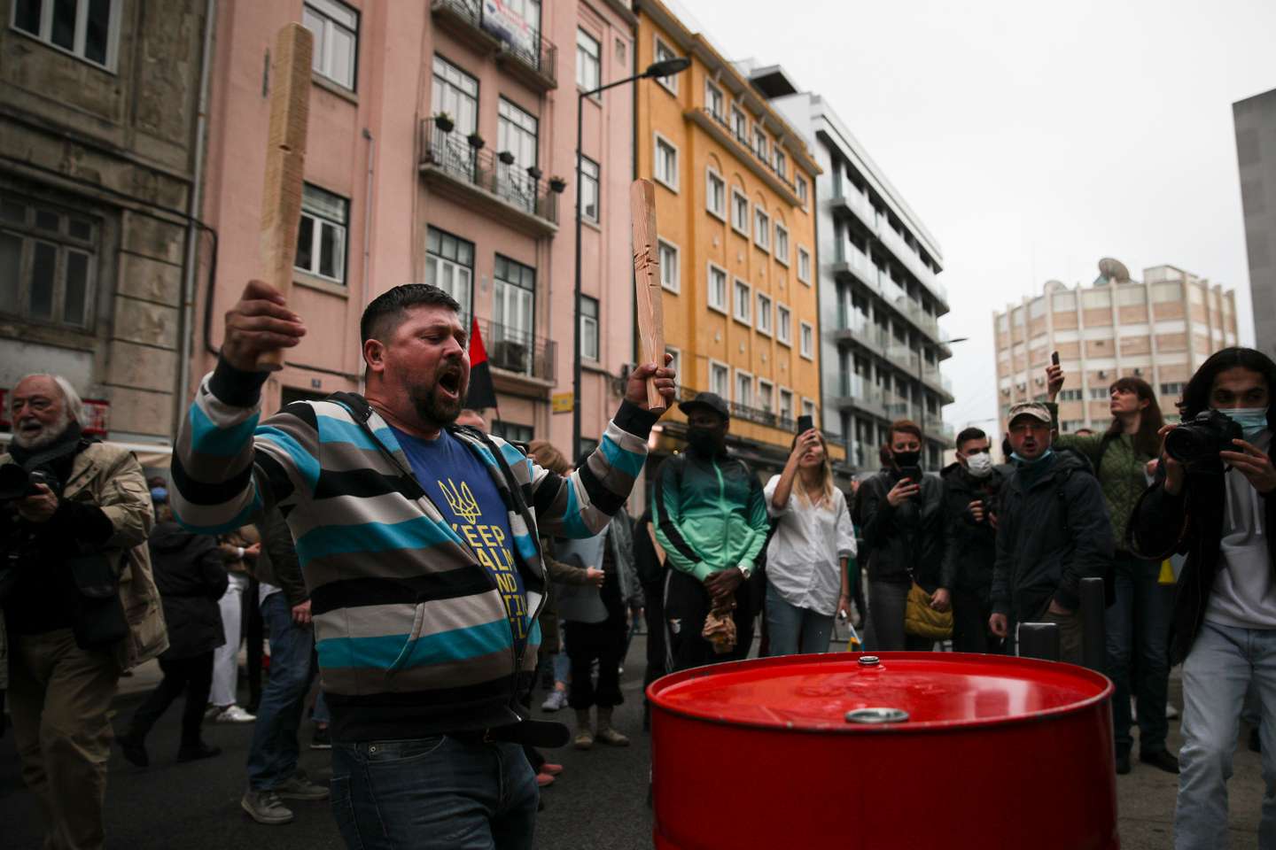 Manifestação junto à embaixada da Rússia em Lisboa, que juntou várias centenas de pessoas depois do ataque declarado por Putin contra a Ucrânia. Lisboa, 24 de Fevereiro de 2022. FILIPE AMORIM/OBSERVADOR