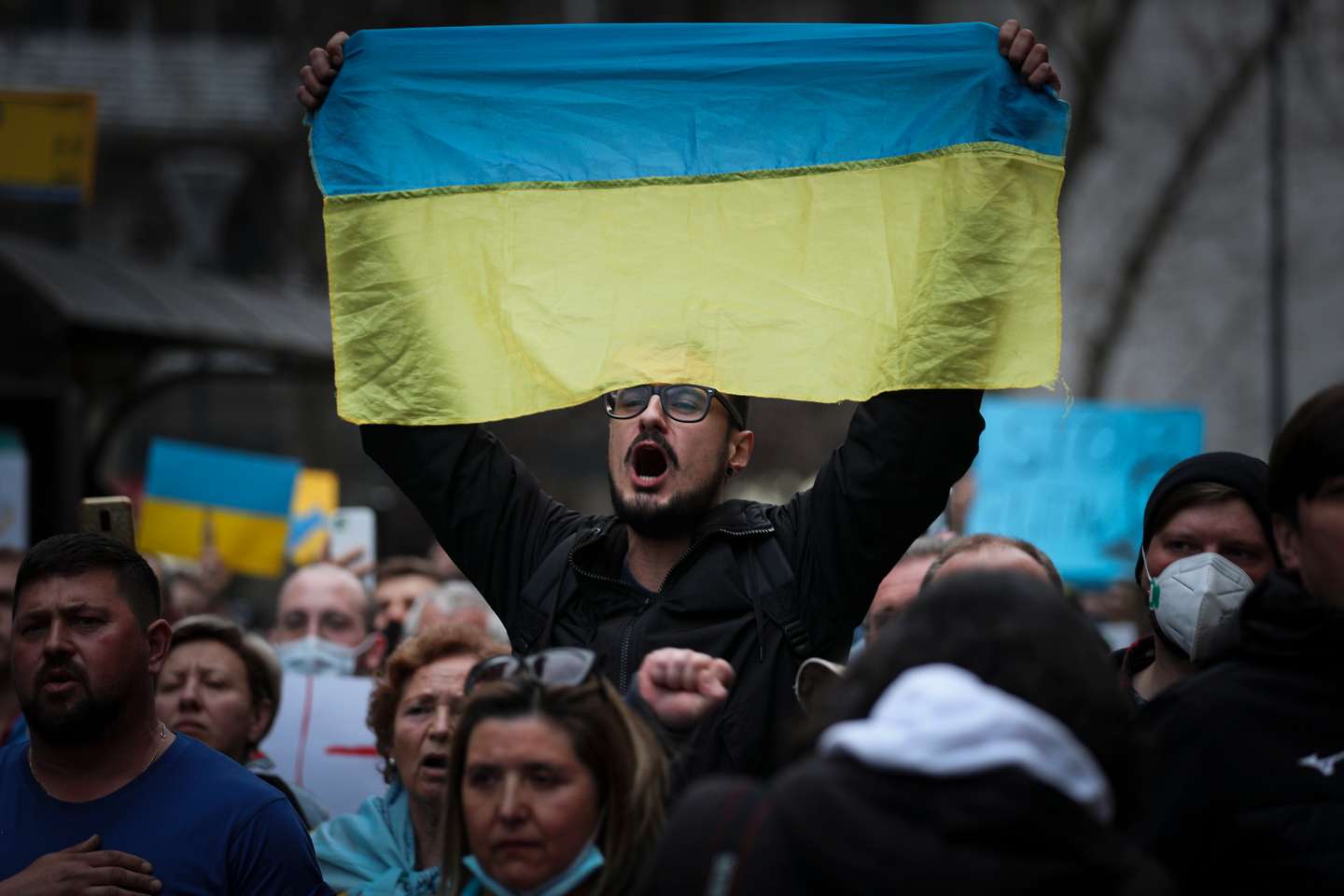 Manifestação junto à embaixada da Rússia em Lisboa, que juntou várias centenas de pessoas depois do ataque declarado por Putin contra a Ucrânia. Lisboa, 24 de Fevereiro de 2022. FILIPE AMORIM/OBSERVADOR