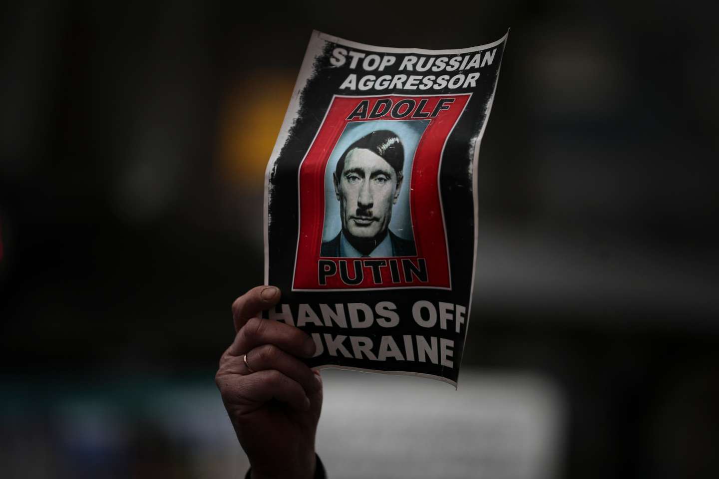 Manifestação junto à embaixada da Rússia em Lisboa, que juntou várias centenas de pessoas depois do ataque declarado por Putin contra a Ucrânia. Lisboa, 24 de Fevereiro de 2022. FILIPE AMORIM/OBSERVADOR