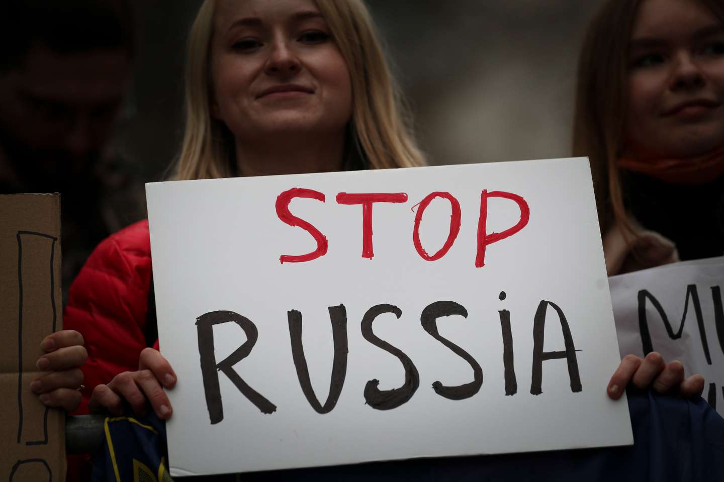 Manifestação junto à embaixada da Rússia em Lisboa, que juntou várias centenas de pessoas depois do ataque declarado por Putin contra a Ucrânia. Lisboa, 24 de Fevereiro de 2022. FILIPE AMORIM/OBSERVADOR