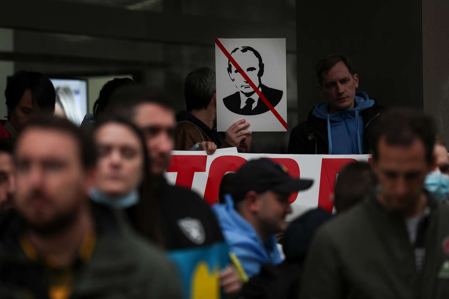 Manifestação junto à embaixada da Rússia em Lisboa, que juntou várias centenas de pessoas depois do ataque declarado por Putin contra a Ucrânia. Lisboa, 24 de Fevereiro de 2022. FILIPE AMORIM/OBSERVADOR