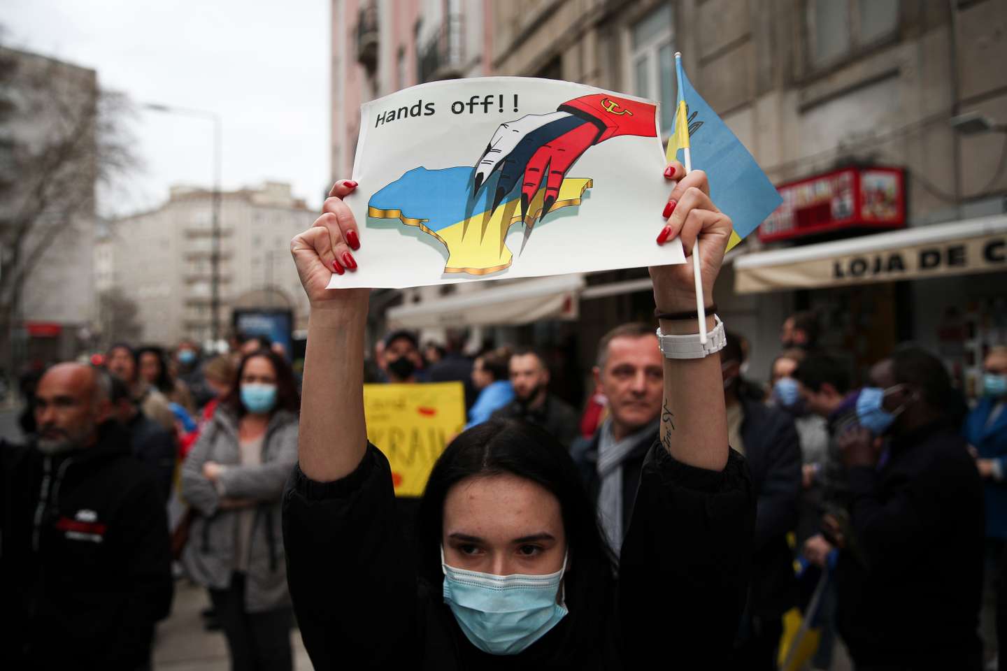Manifestação junto à embaixada da Rússia em Lisboa, que juntou várias centenas de pessoas depois do ataque declarado por Putin contra a Ucrânia. Lisboa, 24 de Fevereiro de 2022. FILIPE AMORIM/OBSERVADOR