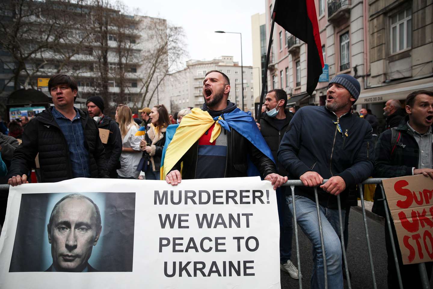 Manifestação junto à embaixada da Rússia em Lisboa, que juntou várias centenas de pessoas depois do ataque declarado por Putin contra a Ucrânia. Lisboa, 24 de Fevereiro de 2022. FILIPE AMORIM/OBSERVADOR