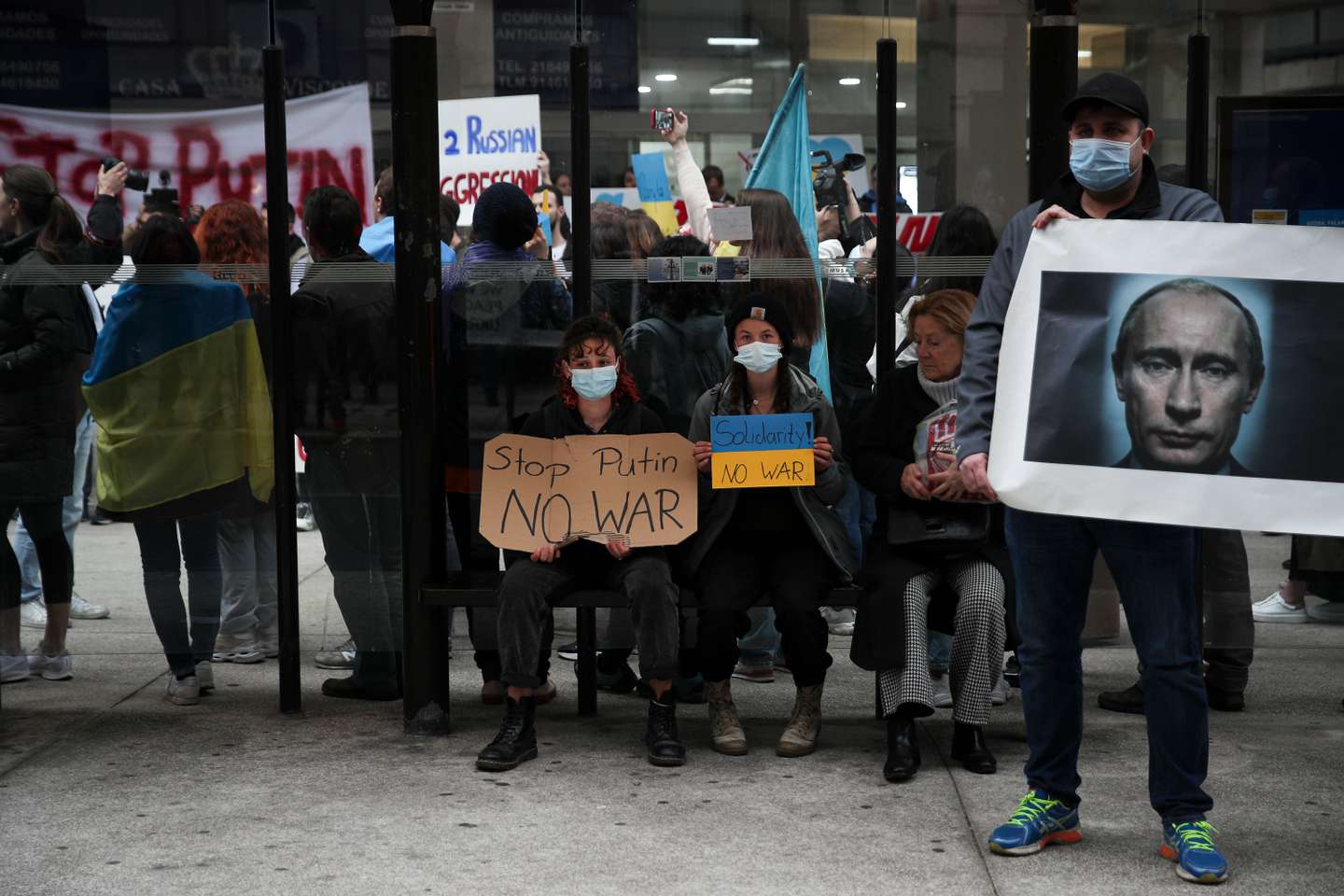 Manifestação junto à embaixada da Rússia em Lisboa, que juntou várias centenas de pessoas depois do ataque declarado por Putin contra a Ucrânia. Lisboa, 24 de Fevereiro de 2022. FILIPE AMORIM/OBSERVADOR
