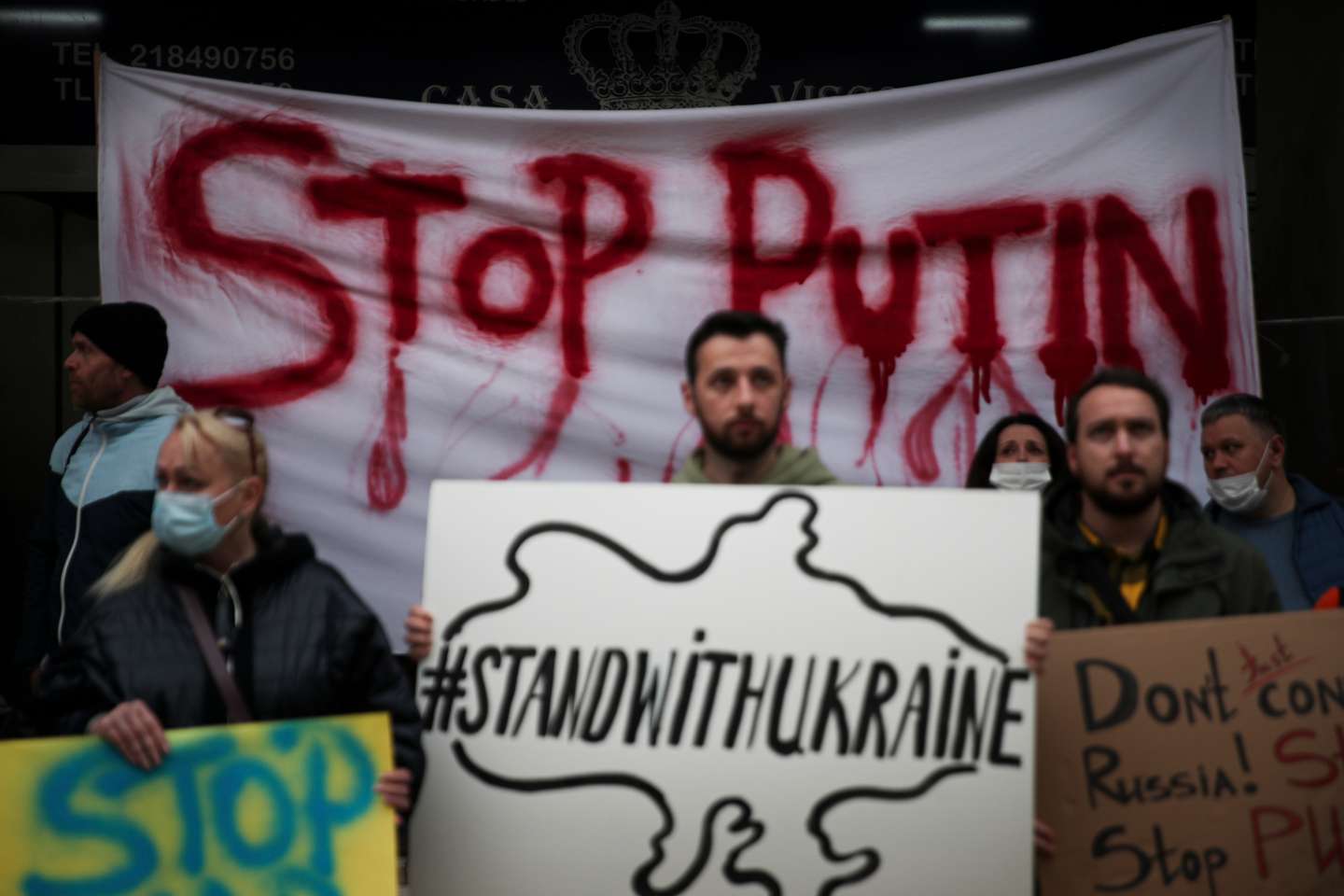 Manifestação junto à embaixada da Rússia em Lisboa, que juntou várias centenas de pessoas depois do ataque declarado por Putin contra a Ucrânia. Lisboa, 24 de Fevereiro de 2022. FILIPE AMORIM/OBSERVADOR
