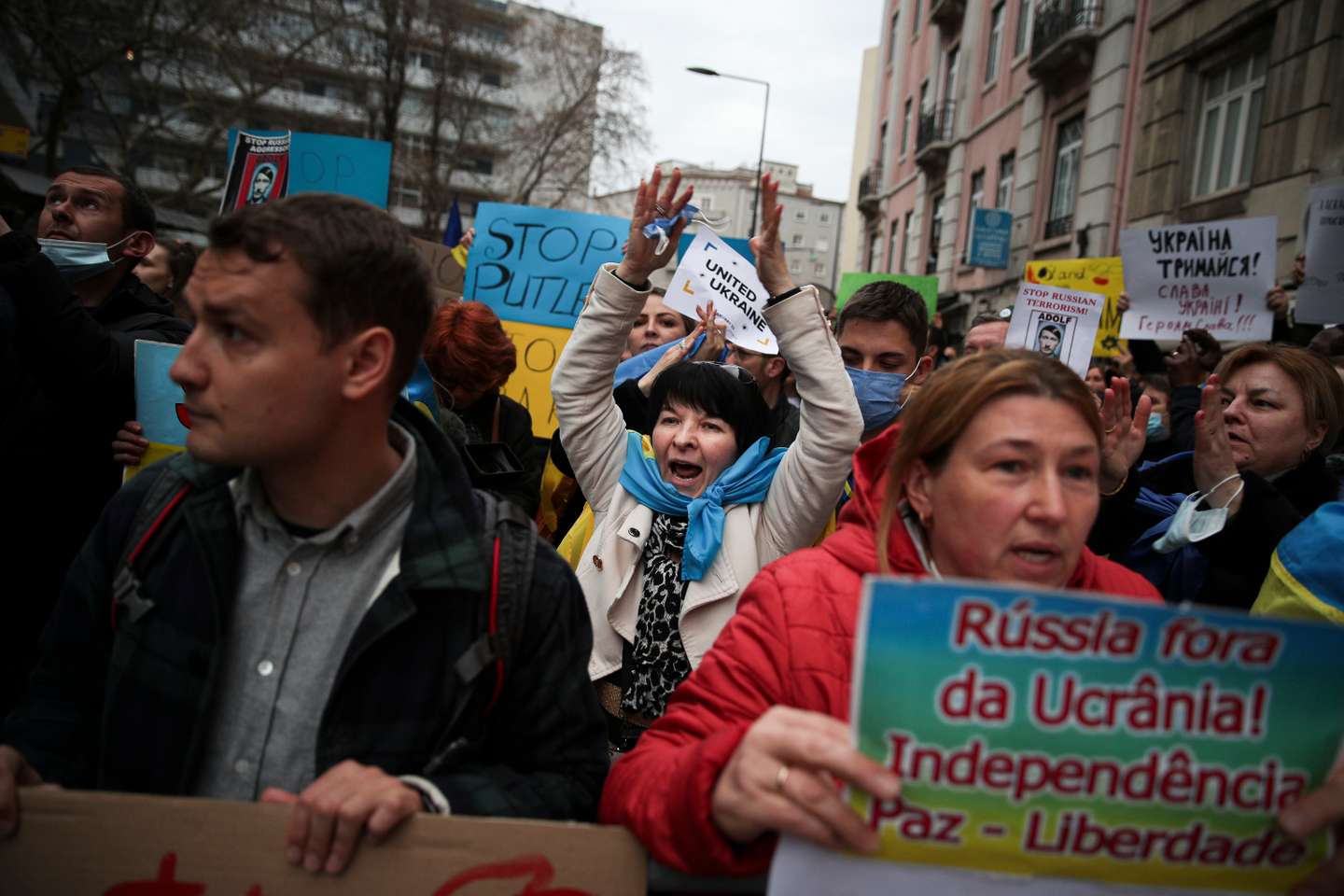 Manifestação junto à embaixada da Rússia em Lisboa, que juntou várias centenas de pessoas depois do ataque declarado por Putin contra a Ucrânia. Lisboa, 24 de Fevereiro de 2022. FILIPE AMORIM/OBSERVADOR
