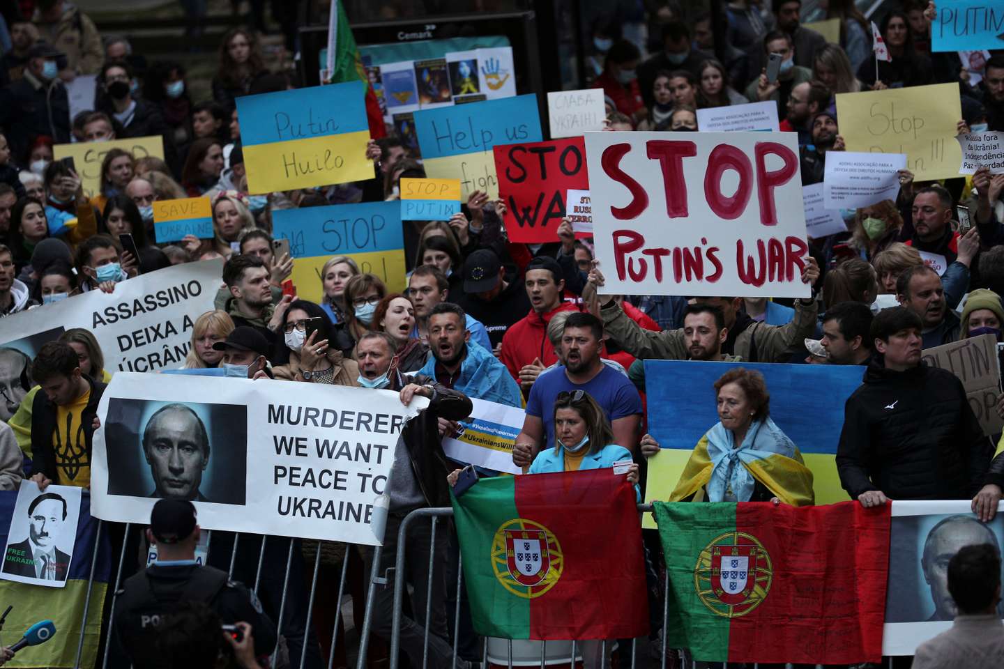 Manifestação junto à embaixada da Rússia em Lisboa, que juntou várias centenas de pessoas depois do ataque declarado por Putin contra a Ucrânia. Lisboa, 24 de Fevereiro de 2022. FILIPE AMORIM/OBSERVADOR