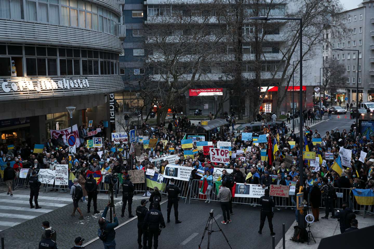 Manifestação junto à embaixada da Rússia em Lisboa, que juntou várias centenas de pessoas depois do ataque declarado por Putin contra a Ucrânia. Lisboa, 24 de Fevereiro de 2022. FILIPE AMORIM/OBSERVADOR
