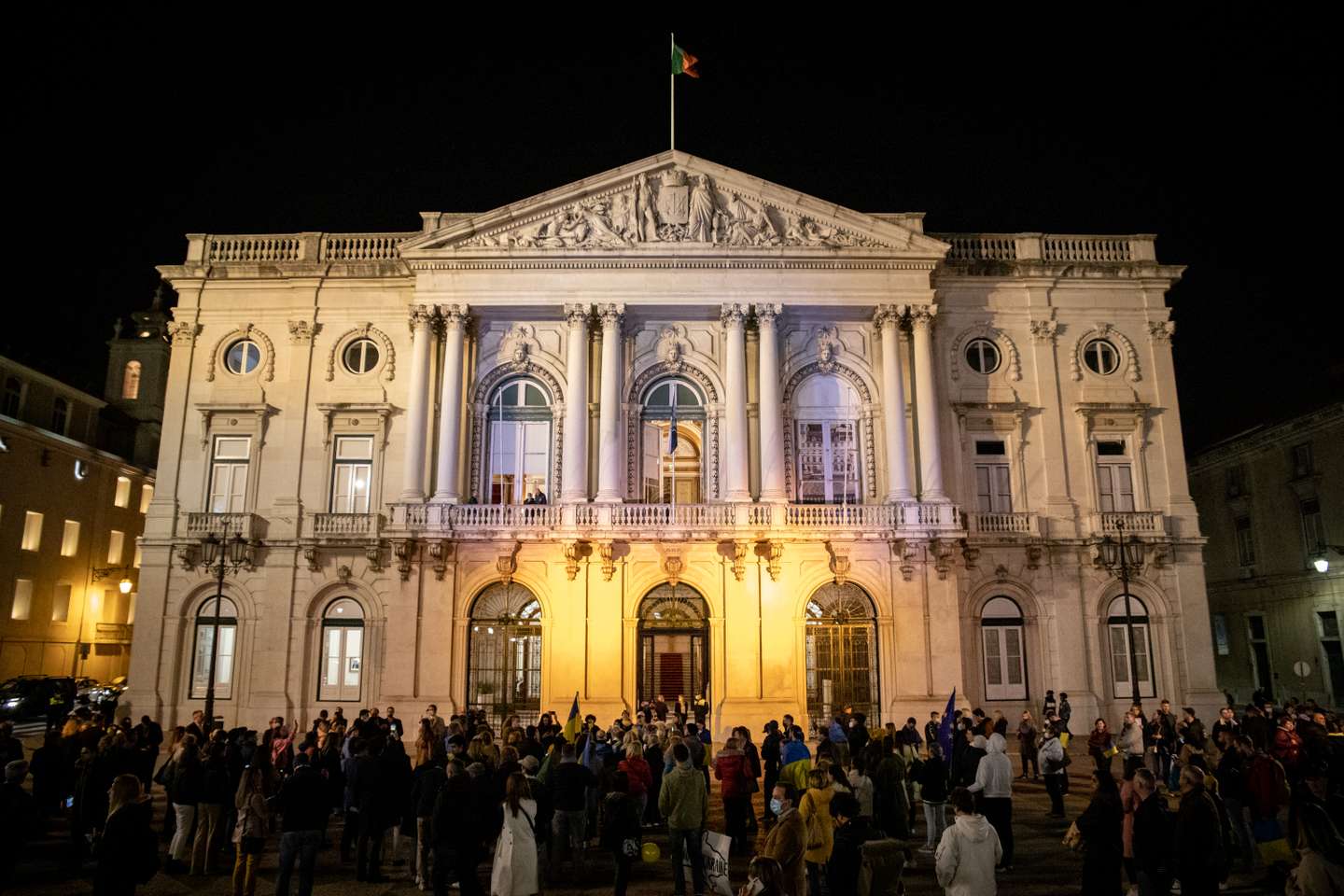 Comunidade Ucrâniana portuguêsa junta-se à porta da câmara municipal de Lisboa. O edíficio da Câmara foi iluminado com as cores da bandeira Ucraniana numa forma de homenagem