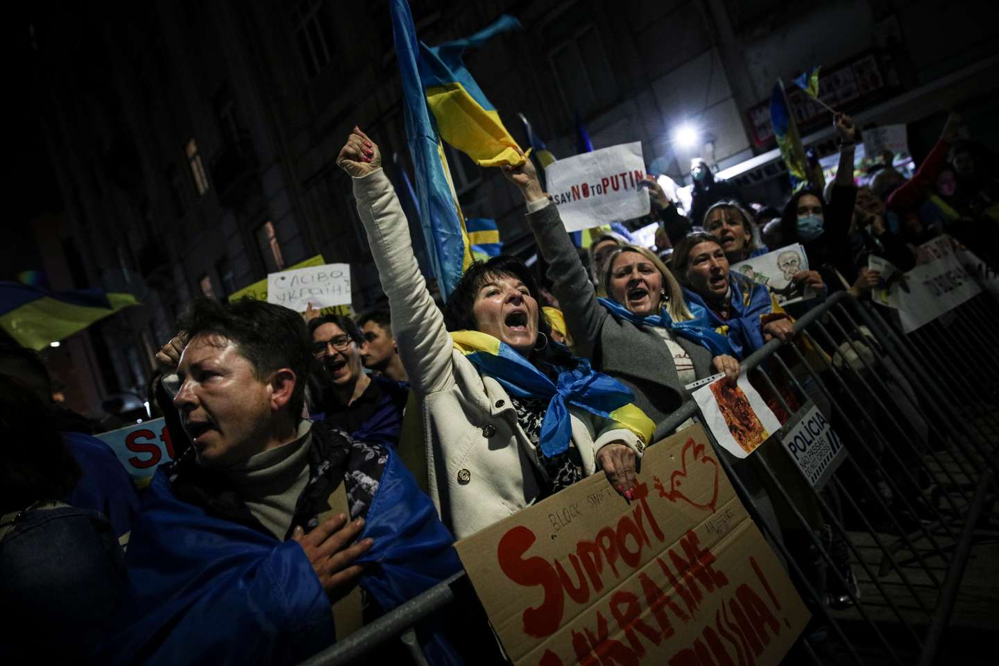 Manifestação junto à embaixada da Rússia em Lisboa, que juntou várias centenas de pessoas depois do ataque declarado por Putin contra a Ucrânia. Lisboa, 24 de Fevereiro de 2022. FILIPE AMORIM/OBSERVADOR