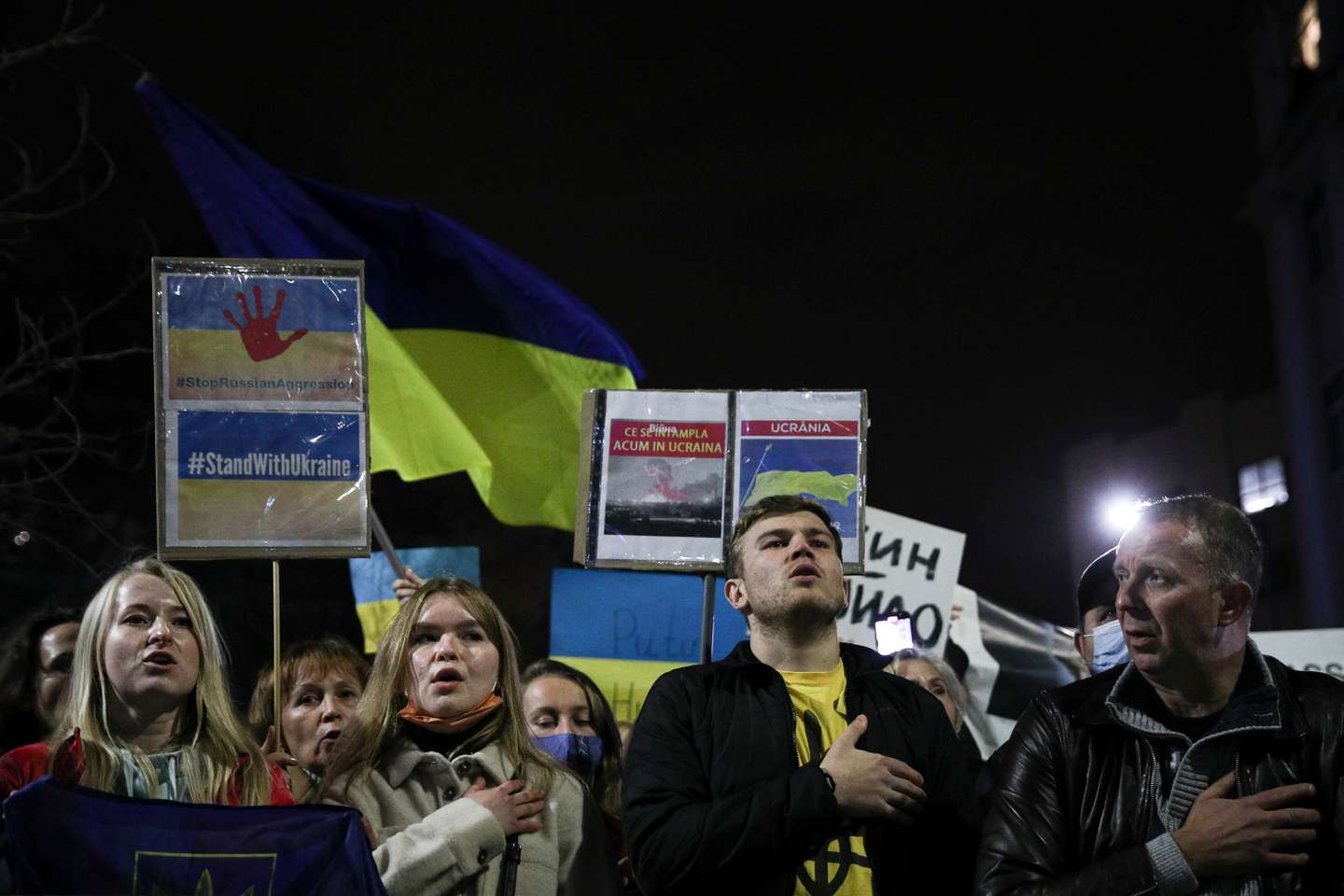 Manifestação junto à embaixada da Rússia em Lisboa, que juntou várias centenas de pessoas depois do ataque declarado por Putin contra a Ucrânia. Lisboa, 24 de Fevereiro de 2022. FILIPE AMORIM/OBSERVADOR