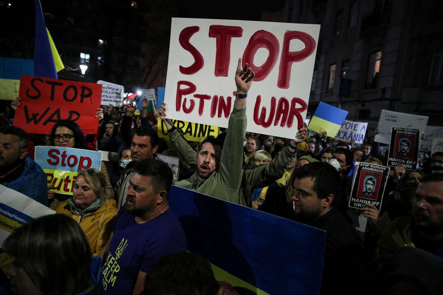 Manifestação junto à embaixada da Rússia em Lisboa, que juntou várias centenas de pessoas depois do ataque declarado por Putin contra a Ucrânia. Lisboa, 24 de Fevereiro de 2022. FILIPE AMORIM/OBSERVADOR