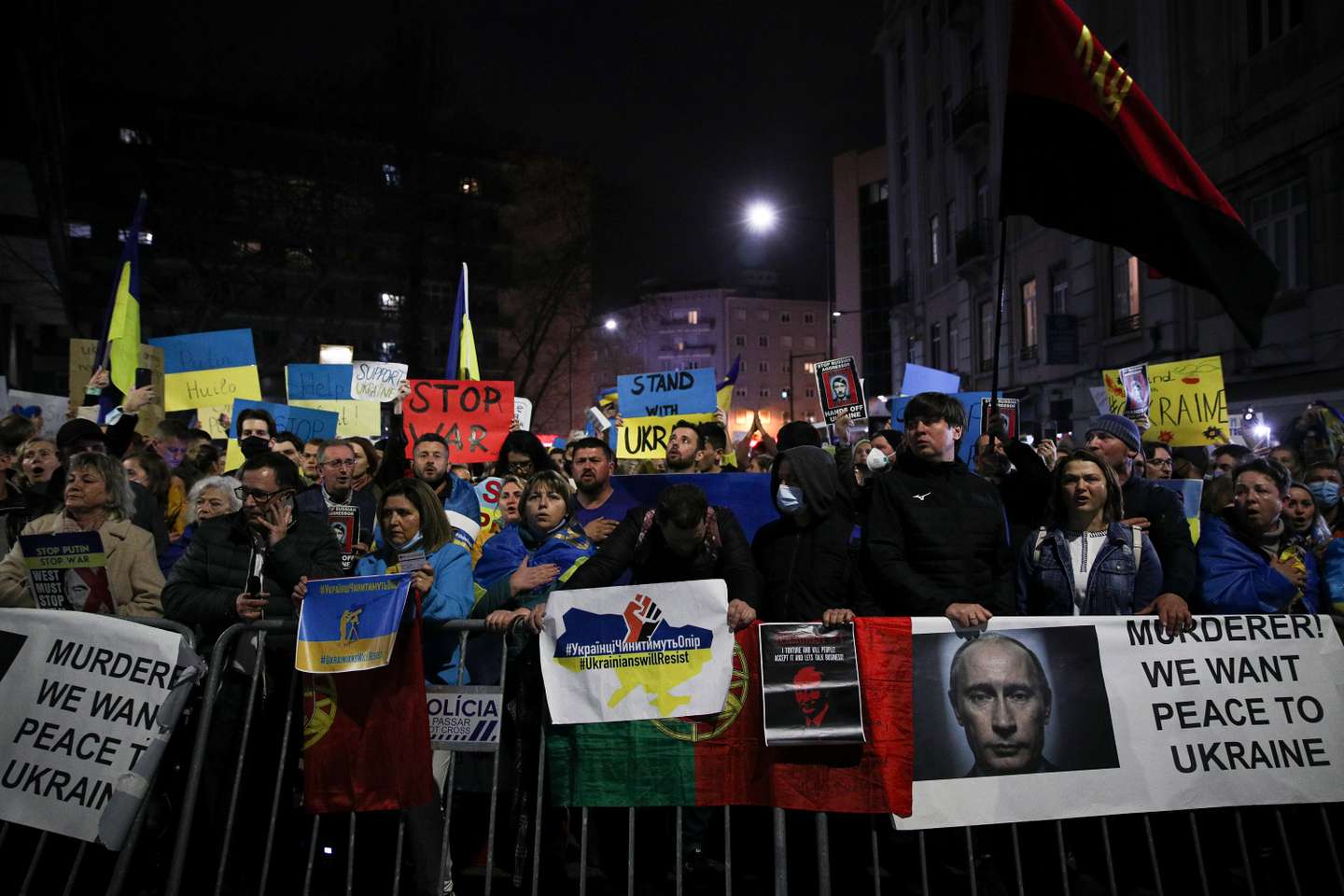 Manifestação junto à embaixada da Rússia em Lisboa, que juntou várias centenas de pessoas depois do ataque declarado por Putin contra a Ucrânia. Lisboa, 24 de Fevereiro de 2022. FILIPE AMORIM/OBSERVADOR