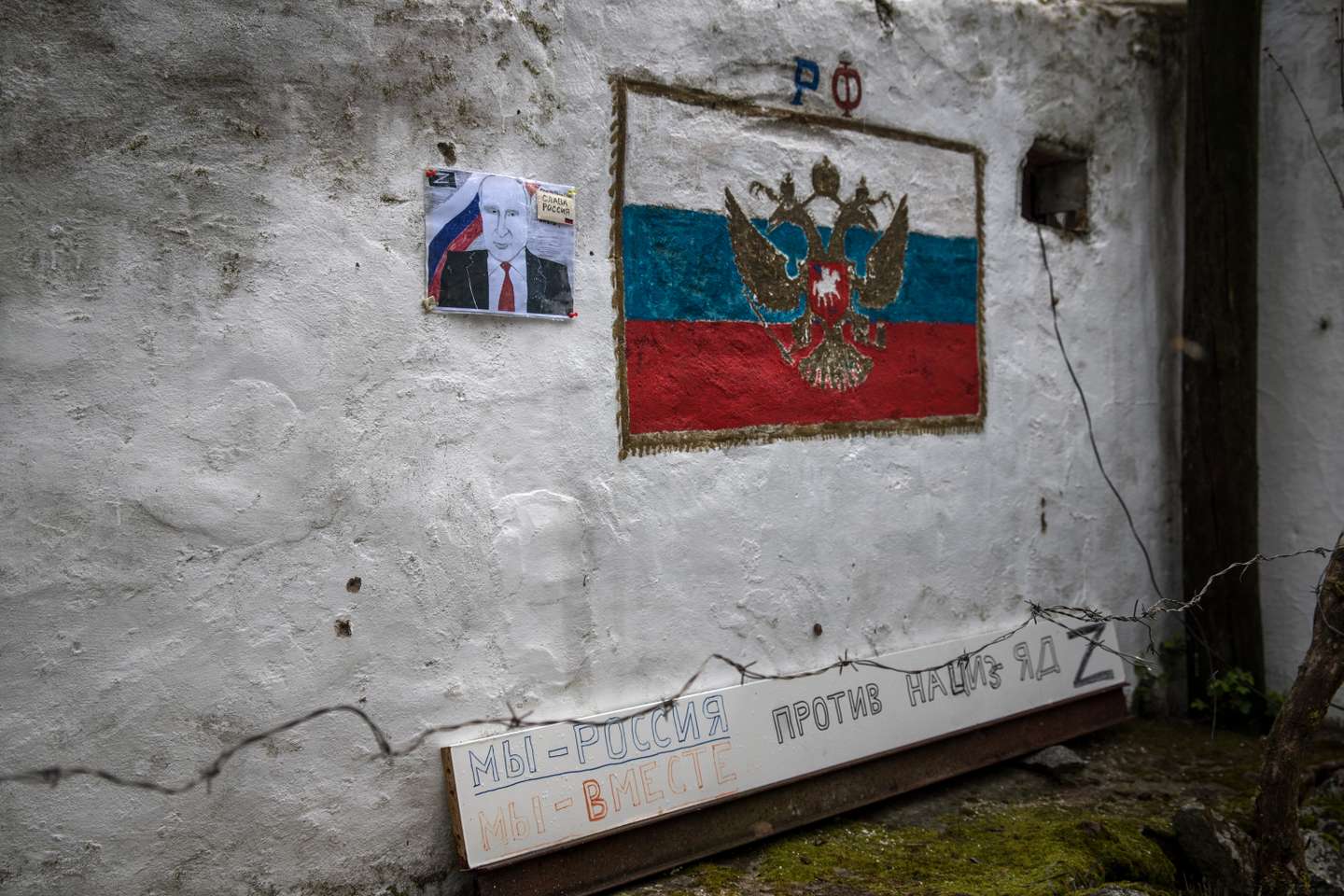 Reportagem na Freguesia de Nossa Senhora Graça Divor, no concelho de Évora, onde um homem colocou a bandeira da Rússia à porta da sua casa, juntamentamente com uma pintura da bandeira e um desenho de Vladimir Putin. O dono da casa recusou-se a falar com o Observador. 21 de Março de 2022 Nossa Senhora Graça Divor, Évora TOMÁS SILVA/OBSERVADOR