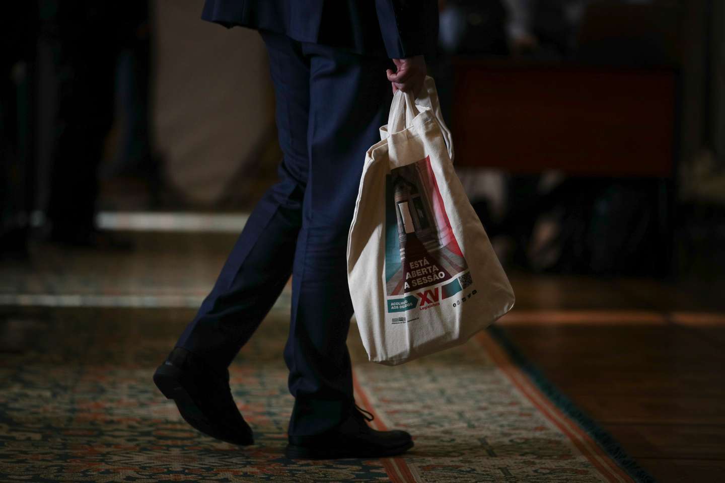 Primeiro dia da XV Legislatura na Assembleia da República. Os deputados fazem a sua inscrição no sistema. O saco que é oferecido aos deputados Lisboa, 29 de Março de 2022. FILIPE AMORIM/OBSERVADOR