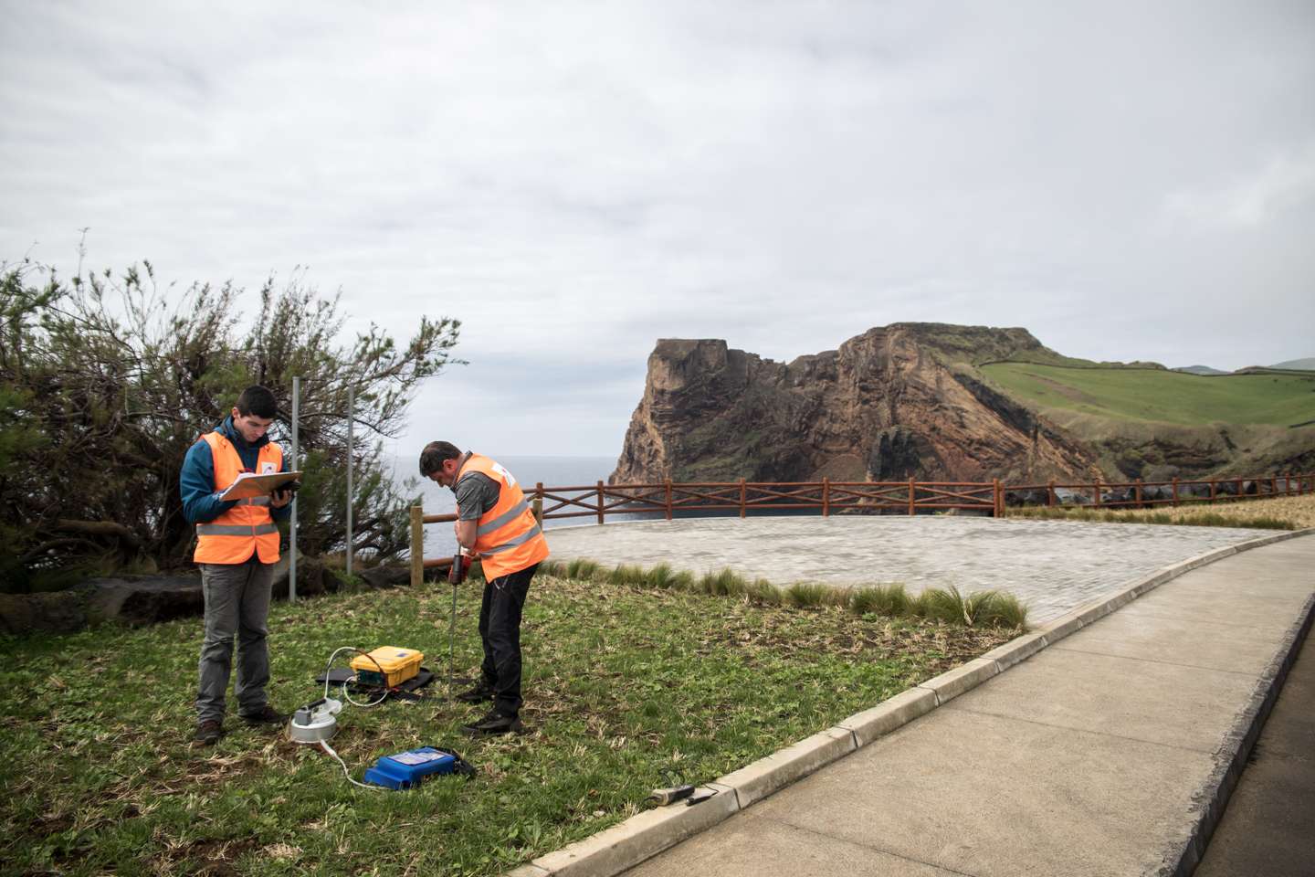 Atividade sísmica acima do normal na ilha de São Jorge, na região autónoma dos Açores, torna-se numa situação de crise sismo-vulcânica. O Observador acompanhou durante uma tarde, uma das três equipas da CIVISA (Centro de Informação e Vigilância Sismo-vulcânica dos Açores) que estão espalhadas por toda ilha de São Jorge. À cerca de 11 dias, que diariamente estas equipas deslocam-se para o terreno, para fazerem as medições necessárias para perceber se, de dia para dia, tem havido uma eventual subida de magma e gases à superfície da terra. 20 de Março de 2022 São Jorge, Arquipélago dos Açores TOMÁS SILVA/OBSERVADOR