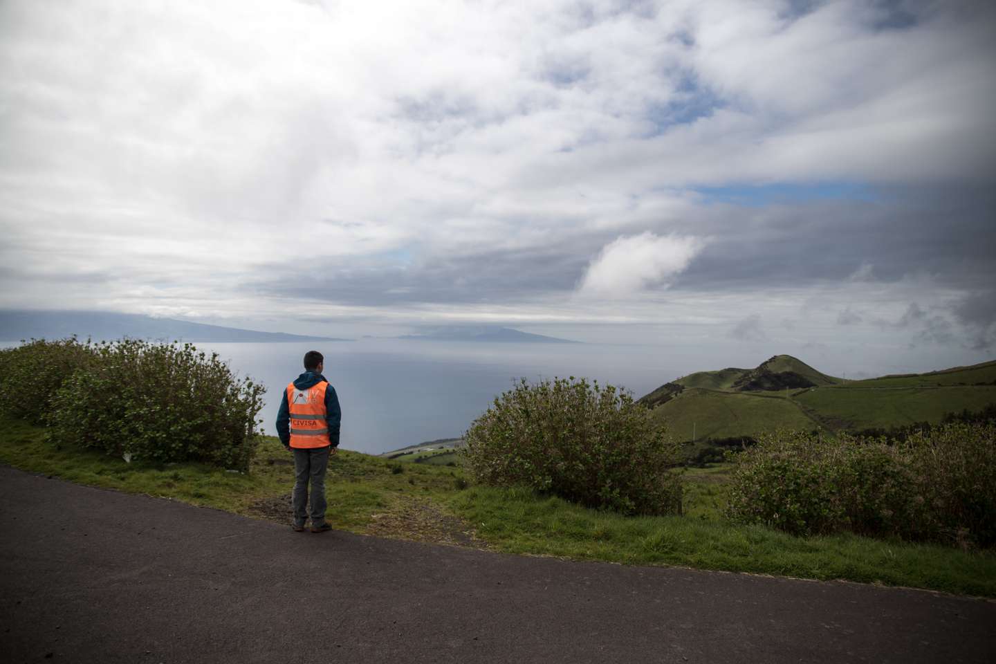 Atividade sísmica acima do normal na ilha de São Jorge, na região autónoma dos Açores, torna-se numa situação de crise sismo-vulcânica. O Observador acompanhou durante uma tarde, uma das três equipas da CIVISA (Centro de Informação e Vigilância Sismo-vulcânica dos Açores) que estão espalhadas por toda ilha de São Jorge. À cerca de 11 dias, que diariamente estas equipas deslocam-se para o terreno, para fazerem as medições necessárias para perceber se, de dia para dia, tem havido uma eventual subida de magma e gases à superfície da terra. 20 de Março de 2022 São Jorge, Arquipélago dos Açores TOMÁS SILVA/OBSERVADOR