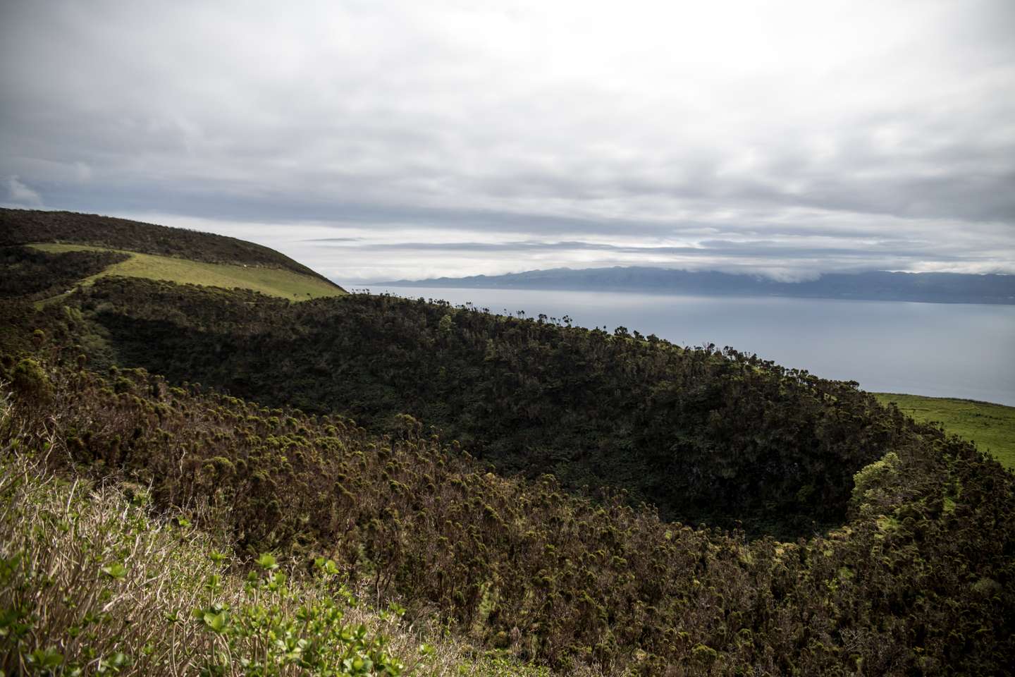 Atividade sísmica acima do normal na ilha de São Jorge, na região autónoma dos Açores, torna-se numa situação de crise sismo-vulcânica. O Observador acompanhou durante uma tarde, uma das três equipas da CIVISA (Centro de Informação e Vigilância Sismo-vulcânica dos Açores) que estão espalhadas por toda ilha de São Jorge. À cerca de 11 dias, que diariamente estas equipas deslocam-se para o terreno, para fazerem as medições necessárias para perceber se, de dia para dia, tem havido uma eventual subida de magma e gases à superfície da terra. 20 de Março de 2022 São Jorge, Arquipélago dos Açores TOMÁS SILVA/OBSERVADOR