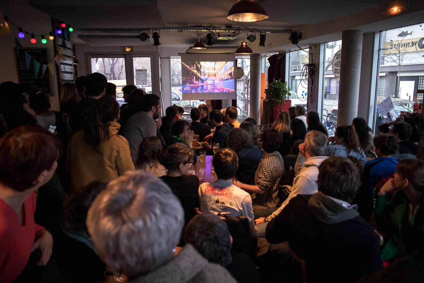 Eleições Presidenciais de França: dezenas de pessoas juntaram-se num bar em Paris, Le Bar Commun, para acompanharem juntos, os reultados da primeira volta das eleições para as presidenciais de França 10 de Abril de 2022 Paris, França TOMÁS SILVA/OBSERVADOR