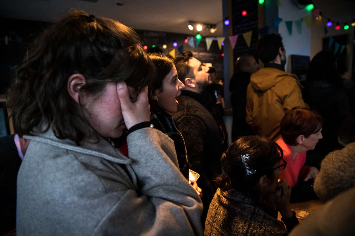 Eleições Presidenciais de França: dezenas de pessoas juntaram-se num bar em Paris, Le Bar Commun, para acompanharem juntos, os reultados da primeira volta das eleições para as presidenciais de França 10 de Abril de 2022 Paris, França TOMÁS SILVA/OBSERVADOR
