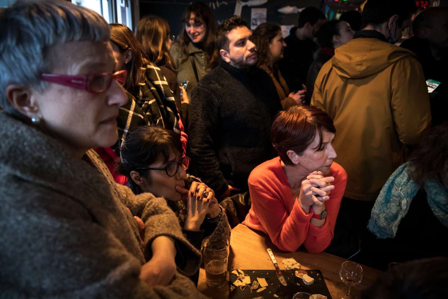 Eleições Presidenciais de França: dezenas de pessoas juntaram-se num bar em Paris, Le Bar Commun, para acompanharem juntos, os reultados da primeira volta das eleições para as presidenciais de França 10 de Abril de 2022 Paris, França TOMÁS SILVA/OBSERVADOR