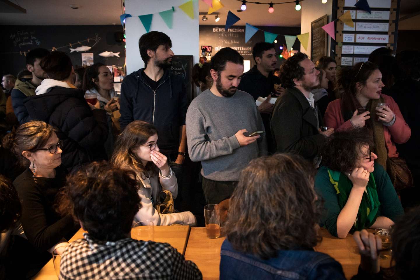 Eleições Presidenciais de França: dezenas de pessoas juntaram-se num bar em Paris, Le Bar Commun, para acompanharem juntos, os reultados da primeira volta das eleições para as presidenciais de França 10 de Abril de 2022 Paris, França TOMÁS SILVA/OBSERVADOR