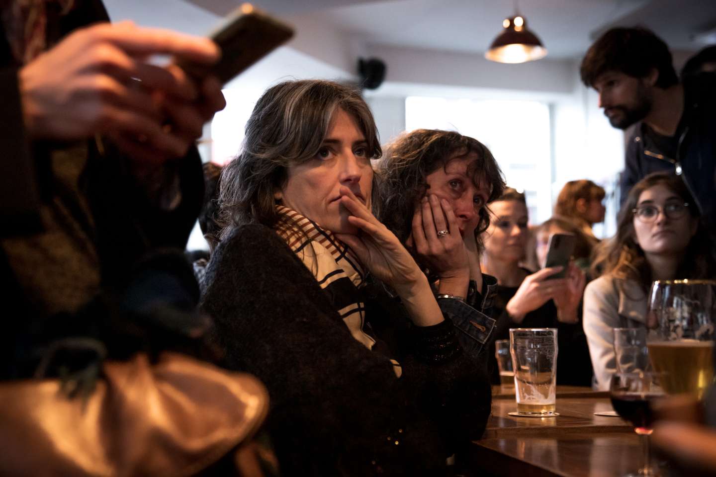 Eleições Presidenciais de França: dezenas de pessoas juntaram-se num bar em Paris, Le Bar Commun, para acompanharem juntos, os reultados da primeira volta das eleições para as presidenciais de França 10 de Abril de 2022 Paris, França TOMÁS SILVA/OBSERVADOR