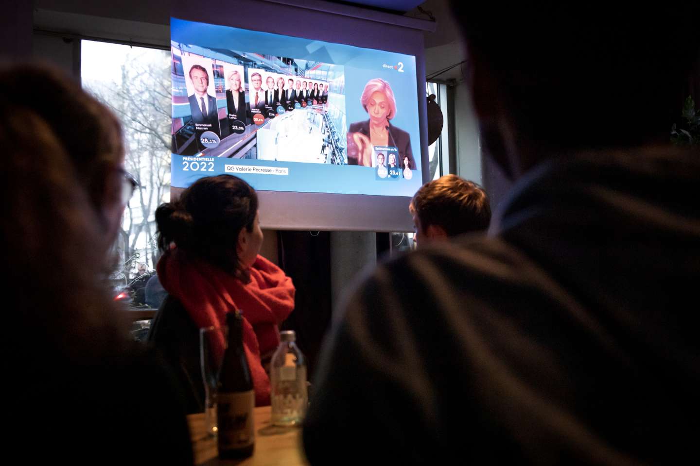Eleições Presidenciais de França: dezenas de pessoas juntaram-se num bar em Paris, Le Bar Commun, para acompanharem juntos, os reultados da primeira volta das eleições para as presidenciais de França 10 de Abril de 2022 Paris, França TOMÁS SILVA/OBSERVADOR