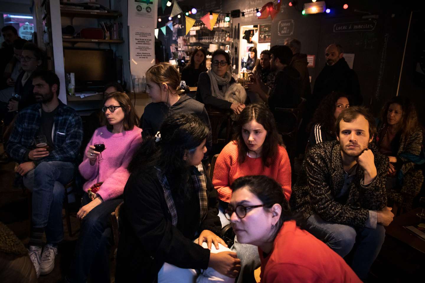 Eleições Presidenciais de França: dezenas de pessoas juntaram-se num bar em Paris, Le Bar Commun, para acompanharem juntos, os reultados da primeira volta das eleições para as presidenciais de França 10 de Abril de 2022 Paris, França TOMÁS SILVA/OBSERVADOR
