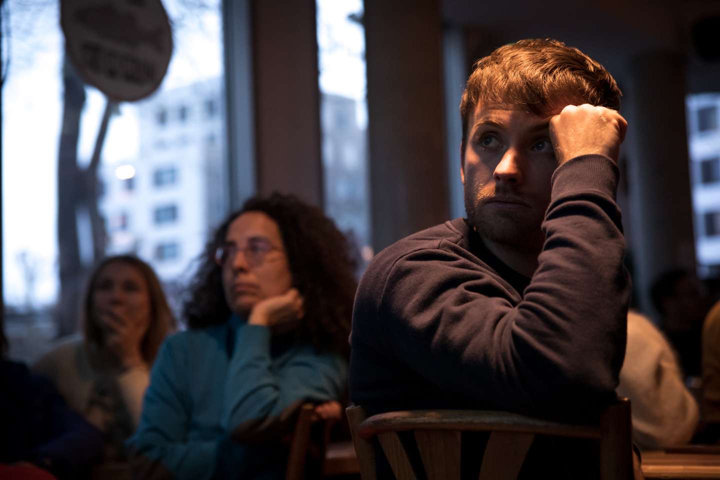 Eleições Presidenciais de França: dezenas de pessoas juntaram-se num bar em Paris, Le Bar Commun, para acompanharem juntos, os reultados da primeira volta das eleições para as presidenciais de França 10 de Abril de 2022 Paris, França TOMÁS SILVA/OBSERVADOR
