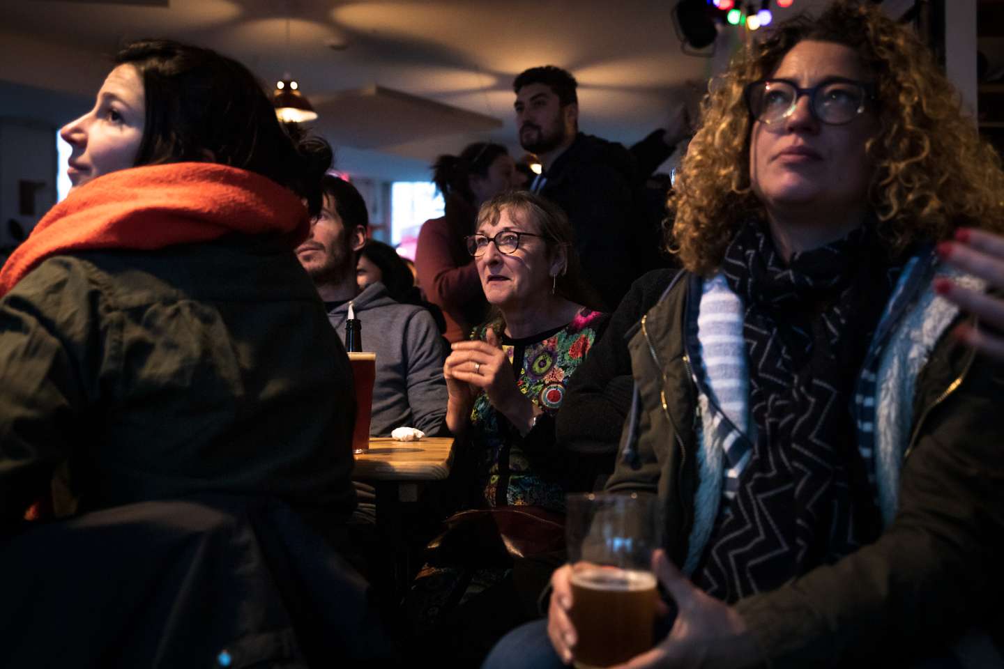 Eleições Presidenciais de França: dezenas de pessoas juntaram-se num bar em Paris, Le Bar Commun, para acompanharem juntos, os reultados da primeira volta das eleições para as presidenciais de França 10 de Abril de 2022 Paris, França TOMÁS SILVA/OBSERVADOR