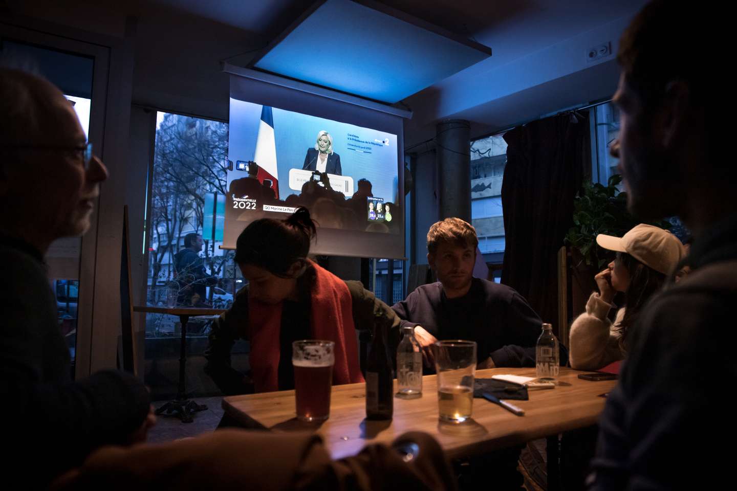 Eleições Presidenciais de França: dezenas de pessoas juntaram-se num bar em Paris, Le Bar Commun, para acompanharem juntos, os reultados da primeira volta das eleições para as presidenciais de França 10 de Abril de 2022 Paris, França TOMÁS SILVA/OBSERVADOR