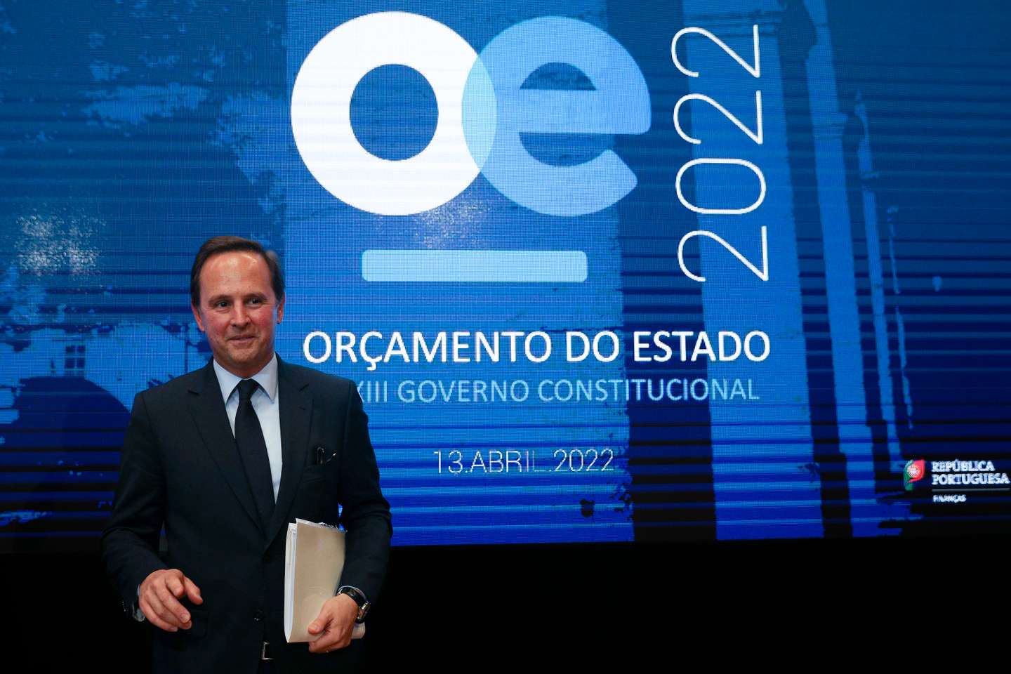 Conferência de imprensa do Ministro das Finanças, Fernando Medina, após a entrega do Orçamento do Estado para 2022 ao Presidente da Assembleia da República, Augusto Santos Silva, no Ministério das Finanças com Sofia Batalha (Secretário de Estado do Orçamento), António Mendonça Mendes (Secretário de Estado dos Assuntos Fiscais) e João Nuno Mendes (Secretário de Estado do Tesouro). Lisboa, 13 de Abril de 2022. FILIPE AMORIM/OBSERVADOR