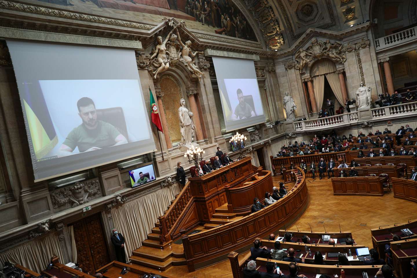 O Presidente da Ucrânia, Volodymyr Zelensky, participou por videoconferência na sessão plenária da Assembleia da República. A sessão contou com a presença do Presidente da República, Marcelo Rebelo de Sousa, do presidente da Assembleia da República, Augusto Santos Silva, do primeiro-ministro, António Costa e do Governo. Lisboa, 21 de Abril de 2022. FILIPE AMORIM/OBSERVADOR