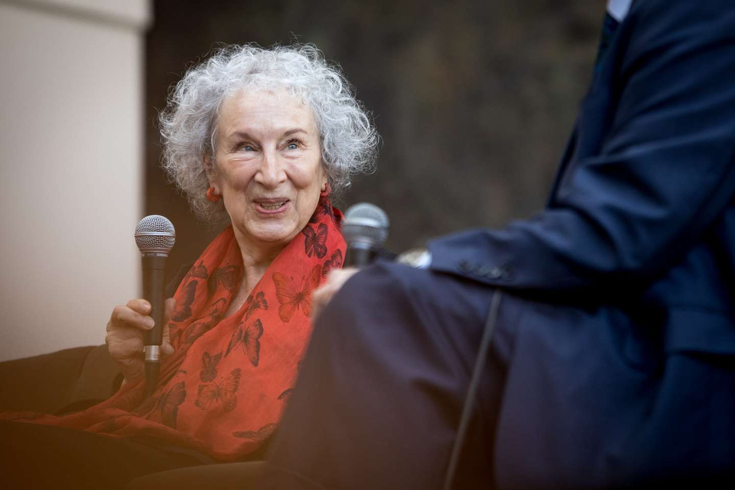 Margaret Atwood numa sessão de conversa no Teatro São Luiz, em Lisboa. Margaret Atwood é uma escritora canadiana que tem desenvolvido uma obra, atravez da poesia, romances e ensaios, sobre a censura e opressão, os regimes opressivos e as identidades sexuais, a construção da sociedade e as alterações climáticas. 23 de Abril de 2022 Teatro São Luiz, Lisboa TOMÁS SILVA/OBSERVADOR