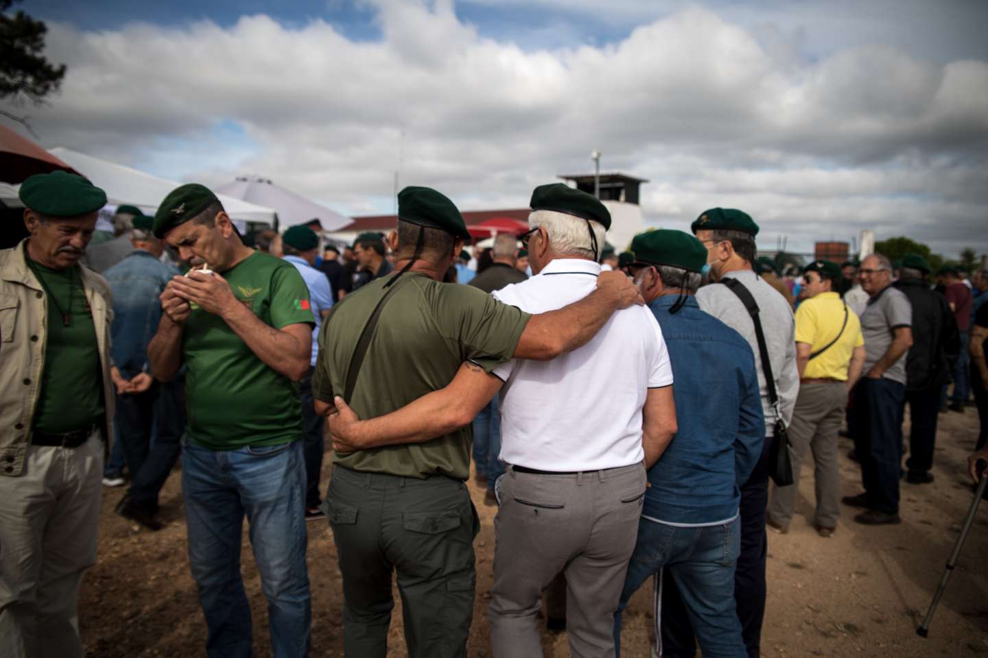 Reportagem: Dia dos Paraquedistas. Na base militar de Tancos, Vila Nova da Barquinha (Santarém), todos os anos se juntam milhares de paraquedistas de todo o país que serviram, ou servem, as forças armadas Portuguesas. Ali se reencontram, para celebrar a camaradagem, a integridade, e a lealdade que esta força especial requer, e para recordarem e reviverem juntos, os bons e maus momentos. 23 de Maio de 2022 Tancos, Santarem TOMÁS SILVA/OBSERVADOR