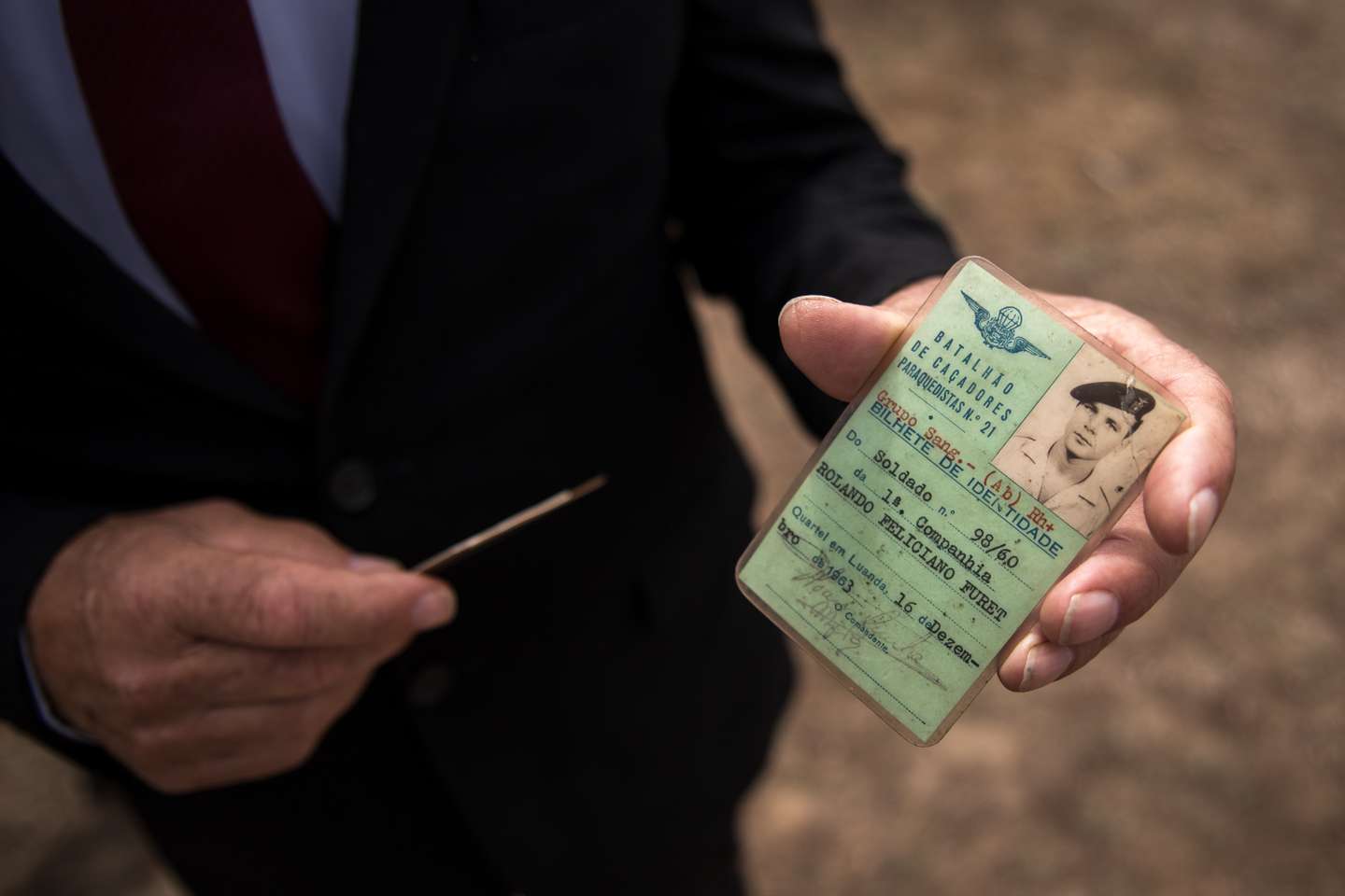 Reportagem: Dia dos Paraquedistas. Na base militar de Tancos, Vila Nova da Barquinha (Santarém), todos os anos se juntam milhares de paraquedistas de todo o país que serviram, ou servem, as forças armadas Portuguesas. Ali se reencontram, para celebrar a camaradagem, a integridade, e a lealdade que esta força especial requer, e para recordarem e reviverem juntos, os bons e maus momentos. 23 de Maio de 2022 Tancos, Santarem TOMÁS SILVA/OBSERVADOR