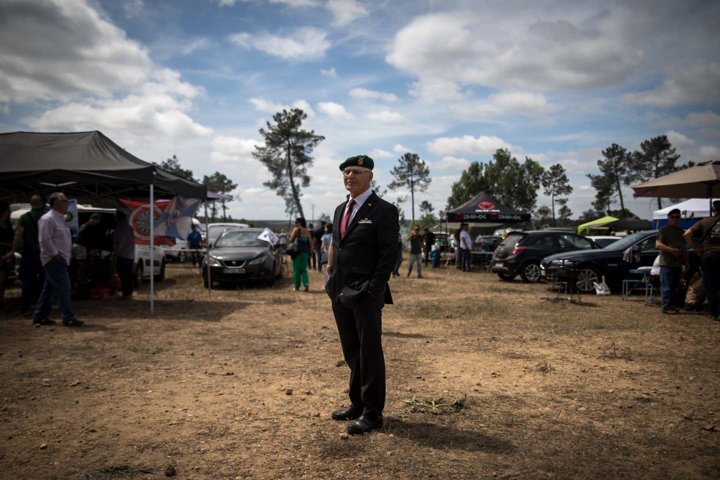 Reportagem: Dia dos Paraquedistas. Na base militar de Tancos, Vila Nova da Barquinha (Santarém), todos os anos se juntam milhares de paraquedistas de todo o país que serviram, ou servem, as forças armadas Portuguesas. Ali se reencontram, para celebrar a camaradagem, a integridade, e a lealdade que esta força especial requer, e para recordarem e reviverem juntos, os bons e maus momentos. 23 de Maio de 2022 Tancos, Santarem TOMÁS SILVA/OBSERVADOR