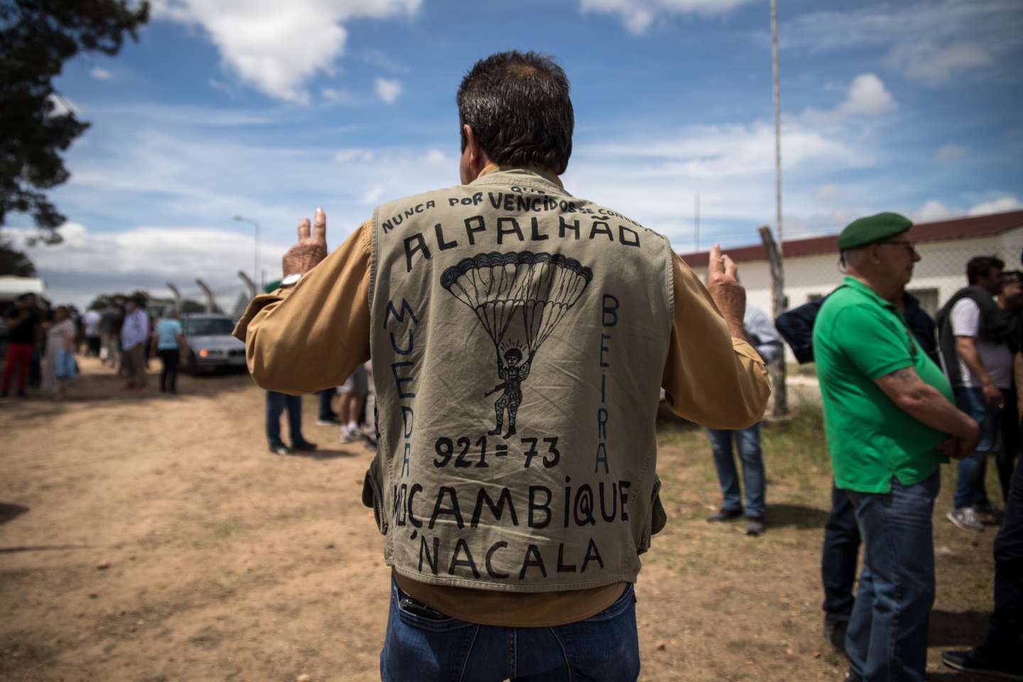 Reportagem: Dia dos Paraquedistas. Na base militar de Tancos, Vila Nova da Barquinha (Santarém), todos os anos se juntam milhares de paraquedistas de todo o país que serviram, ou servem, as forças armadas Portuguesas. Ali se reencontram, para celebrar a camaradagem, a integridade, e a lealdade que esta força especial requer, e para recordarem e reviverem juntos, os bons e maus momentos. 23 de Maio de 2022 Tancos, Santarem TOMÁS SILVA/OBSERVADOR