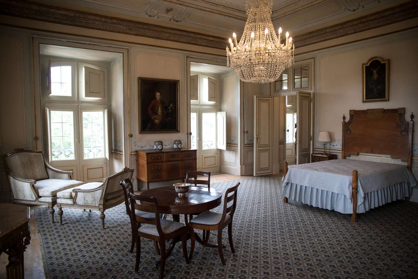 Durante a primeira vizita oficial da Rainha de Inglaterra, Isabel II, a Portugal, foi no Palácio Nacional de Queluz, que Sua Majestade, a Rainha, ficou a dormir. Imagens dos aposentos da Rainha. 31 de Maio de 2022 Palácio Nacional de Queluz TOMÁS SILVA/OBSERVADOR