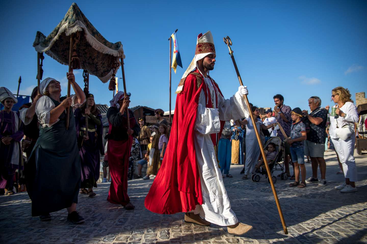 Feira Mediaval de Óbidos: o Observador passou uma tarde do lado de dentro das muralhas de Óbidos, na feira Mediaval que acontece anualmente. 22 de Julho de 2022 Óbidos, Leiria TOMÁS SILVA/OBSERVADOR